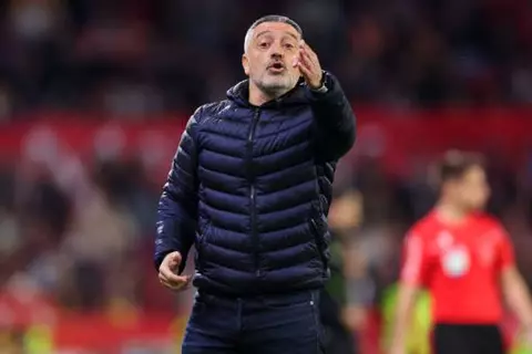 ماركا: الأهلي يرغب في التعاقد مع مدرب إشبيلية السابق